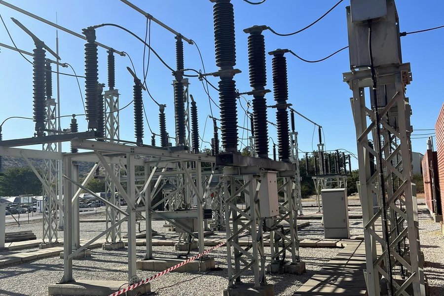 Outdoor switchyard with instrument transformers and disconnectors